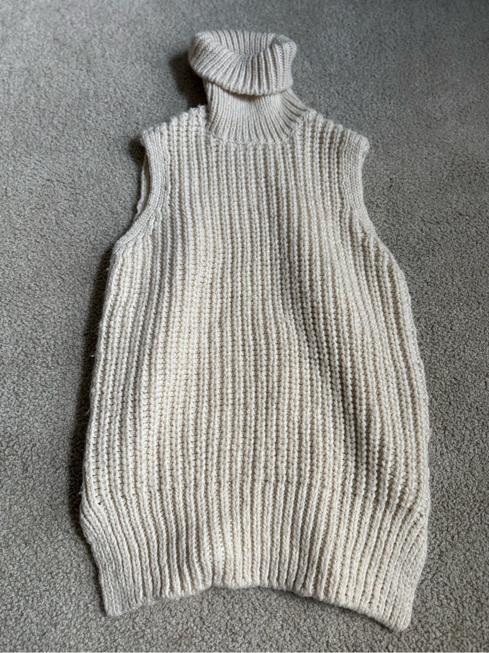 H&M Cream Ribbed Sleeveless Turtleneck Sweater Vest soft sleeveless
